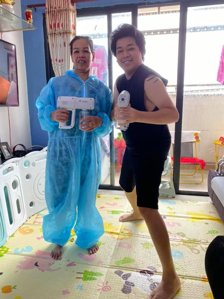 Mẹ của Thanh Tân nhận quà từ bạn bè nam diễn viên là đồ bảo hộ và thiết bị y tế hỗ trợ bà yên tâm hơn khi đi làm việc ở ngoài đường