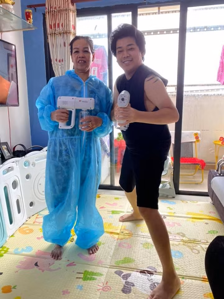 Mẹ của Thanh Tân nhận quà từ bạn bè nam diễn viên là đồ bảo hộ và thiết bị y tế hỗ trợ bà yên tâm hơn khi đi làm việc ở ngoài đường