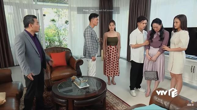 Phương Oanh vẫn bị "soi' ăn mặc lủng củng, rườm rà và kém sang trong các tập đầu tiên của phần 2 Phương Oanh vẫn bị "soi' ăn mặc lủng củng, rườm rà và kém sang trong các tập đầu tiên của phần 2