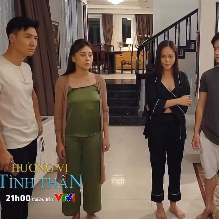 Bộ đồ ngủ "phản chủ" khiến Phương Oanh lại bị chê về khâu trang phục trên phim