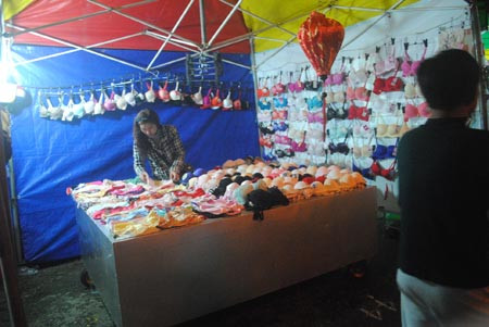 Phản cảm nội y giăng đầy phố đêm ảnh 1