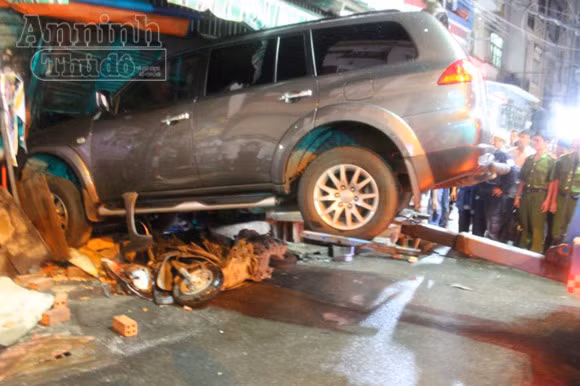 Ô tô 7 chỗ lao vào nhà dân, 1 người thiệt mạng ảnh 1