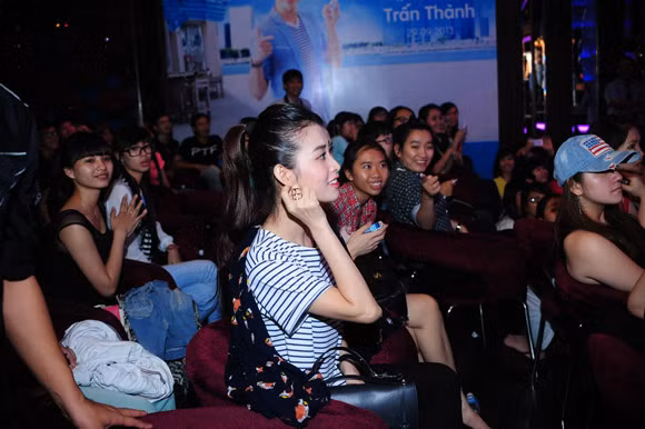 Trấn Thành bị fan "ép" giới thiệu bạn gái hotgirl ảnh 2