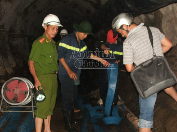 Tìm thấy xe ô tô do nạn nhân điều khiển, bị lũ cuốn vào đường hầm ảnh 2