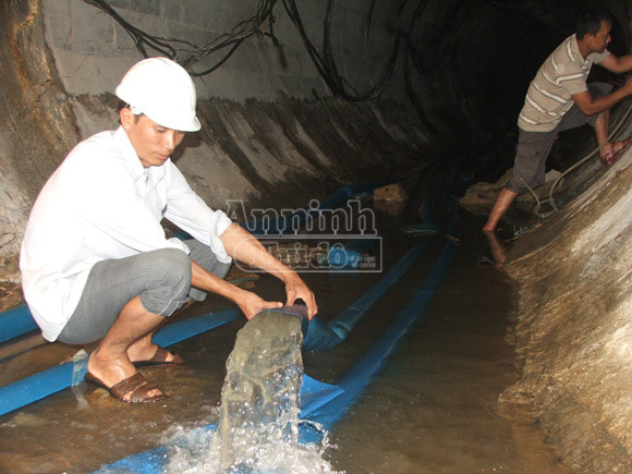 Tìm thấy xe ô tô do nạn nhân điều khiển, bị lũ cuốn vào đường hầm ảnh 3