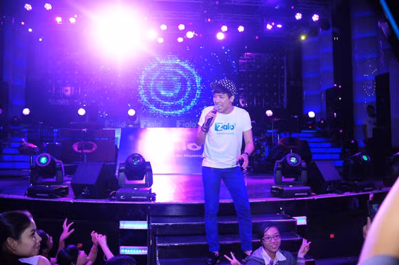 Trấn Thành bị fan "ép" giới thiệu bạn gái hotgirl ảnh 9