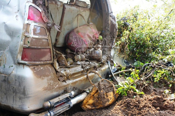 Cận cảnh chiếc xe bị cuốn trôi và công tác vớt thi thể nạn nhân ảnh 3