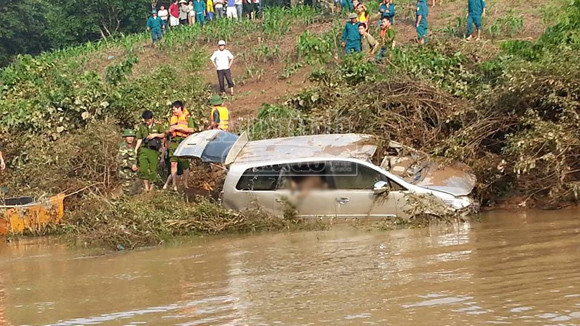 Cận cảnh chiếc xe bị cuốn trôi và công tác vớt thi thể nạn nhân ảnh 1