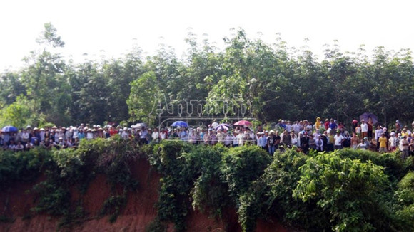 Cận cảnh chiếc xe bị cuốn trôi và công tác vớt thi thể nạn nhân ảnh 6