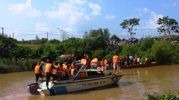 Cận cảnh chiếc xe bị cuốn trôi và công tác vớt thi thể nạn nhân ảnh 7