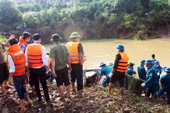 Cận cảnh chiếc xe bị cuốn trôi và công tác vớt thi thể nạn nhân ảnh 4