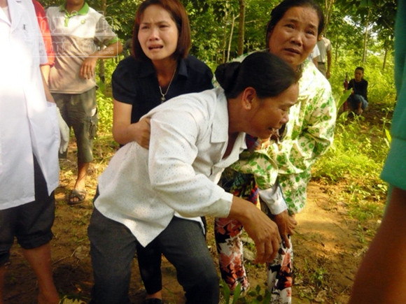 Cận cảnh chiếc xe bị cuốn trôi và công tác vớt thi thể nạn nhân ảnh 5