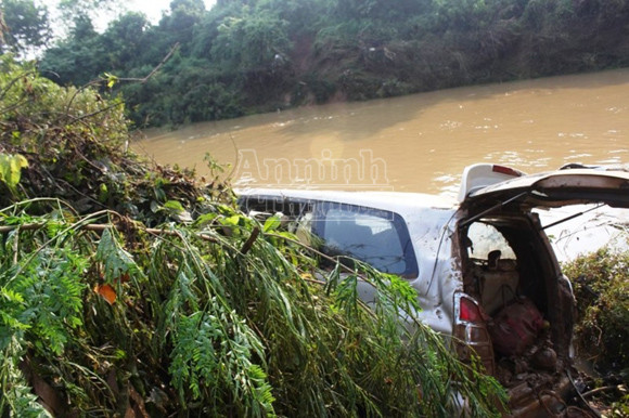 Cận cảnh chiếc xe bị cuốn trôi và công tác vớt thi thể nạn nhân ảnh 2