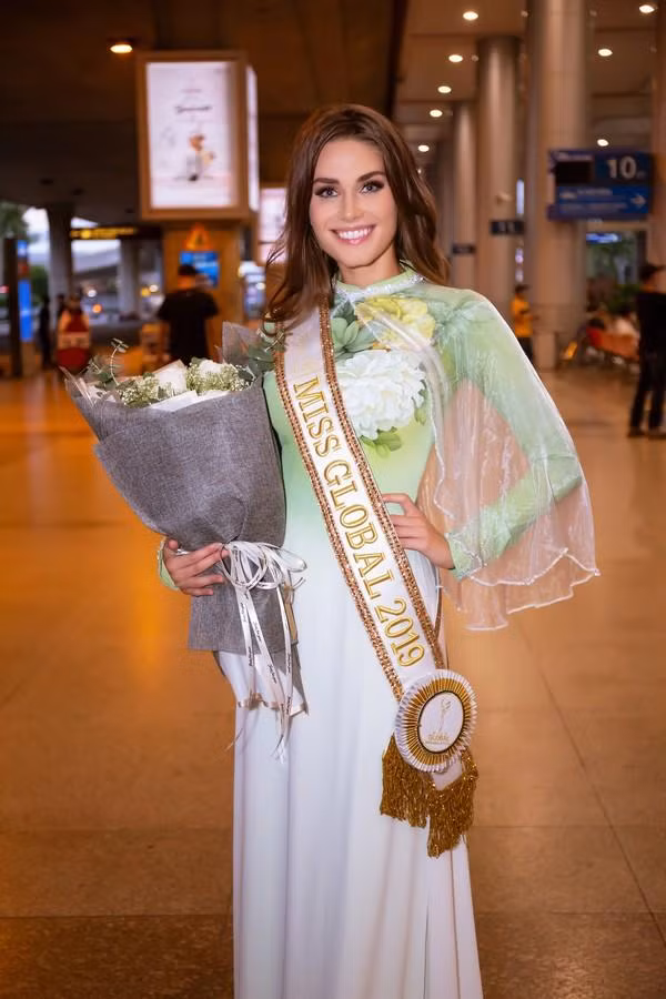 Karolína Kokešová đáp chuyến bay sang TP.HCM để tham dự Tuần lễ thời trang quốc tế 2022