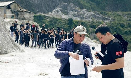 Đạo diễn Lương Đình Dũng chỉ đạo sản xuất phim