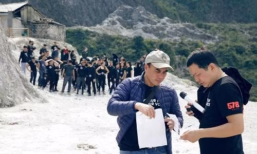 Đạo diễn Lương Đình Dũng chỉ đạo sản xuất phim