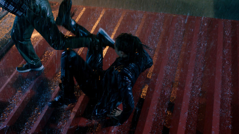 H'hen Niê dầm mưa thực hiện các pha hành động trên nóc hai xe container xếp chồng lên nhau H'hen Niê dầm mưa thực hiện các pha hành động trên nóc hai xe container xếp chồng lên nhau