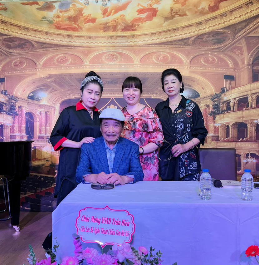 Bà Nguyễn Thị Minh Ngà (bên trái ngoài cùng) - vợ NSND Trần Hiếu Bà Nguyễn Thị Minh Ngà (bên trái ngoài cùng) - vợ NSND Trần Hiếu