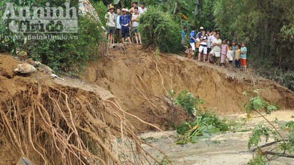 Dân “bơ phờ” di tản vì sạt lở đất ảnh 1
