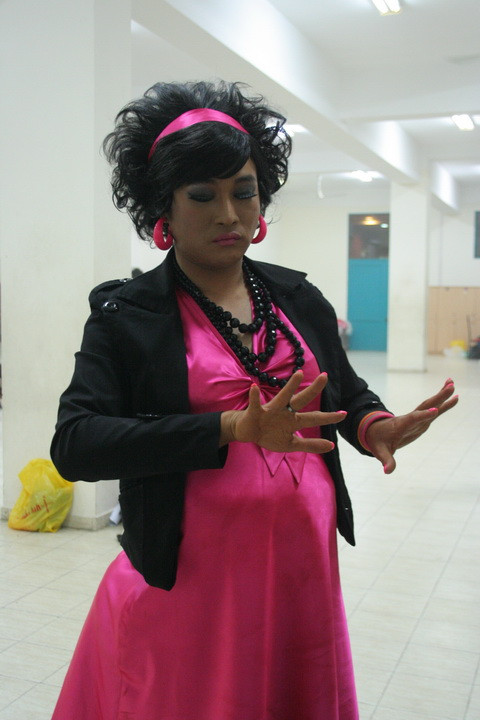 Minh Quân giả gái điên cuồng gào thét bên Ái Phương ảnh 2