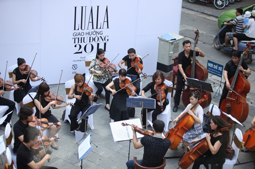 Chơi nhạc bác học trên vỉa hè ảnh 1