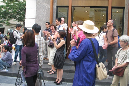 Chơi nhạc bác học trên vỉa hè ảnh 2