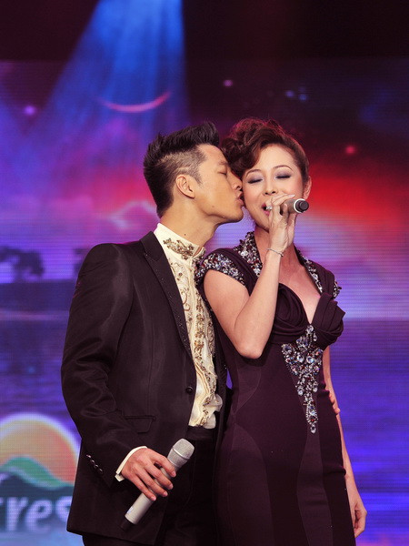 Jennifer Phạm đắm mình trong "Cơn mưa tình yêu" cùng Đức Tuấn ảnh 1