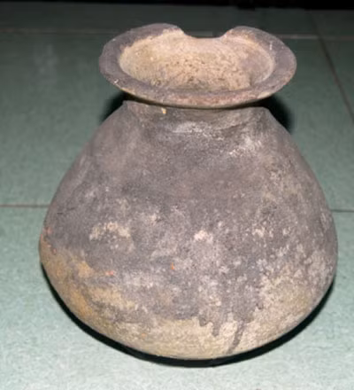 Tìm thấy chiếc bình gốm cổ nhất trên sông Hương ảnh 1