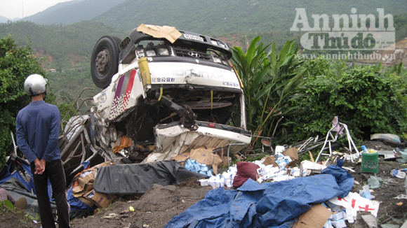 Lật xe tải, 1 người chết và 2 người bị thương ảnh 1