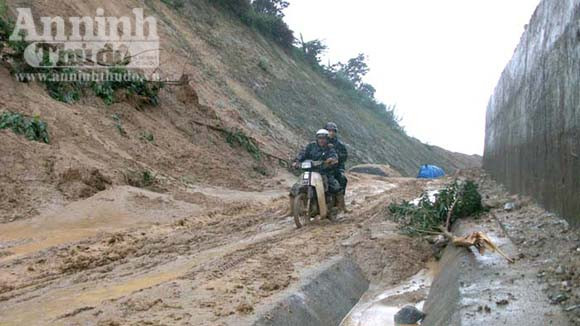 Mưa lớn gây sạt lở nghiêm trọng ở Quảng Ngãi ảnh 1