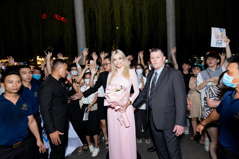 Karolina Bielawski duyên dáng trong tà áo dài Việt Nam