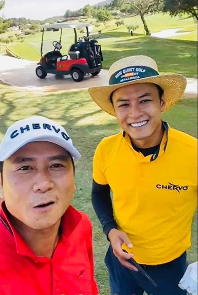 Hình ảnh Hồng Đăng và Hồ Hoài Anh được cả hai chia sẻ từ Tây Ban Nha Hình ảnh Hồng Đăng và Hồ Hoài Anh được cả hai chia sẻ từ Tây Ban Nha