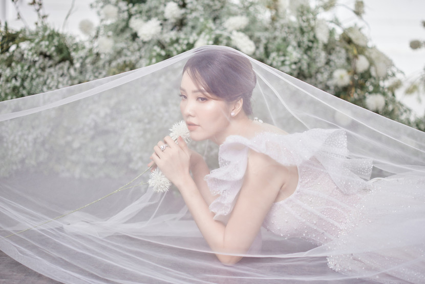 Tính tới nay Thụy Vân đã kết hôn được 10 năm song cô rất hiếm khi để lộ hình ảnh của ông xã trước công chúng. Trong những bức ảnh chụp chung cả gia đình, gương mặt ông xã luôn được cô khéo léo che đi. Chính vì kín tiếng nên trong suốt 10 năm sống với nhau, vợ chồng Á hậu Thụy Vân từng nhiều lần phải đối mặt với tin đồn ly hôn, đến mức mẹ chồng Á hậu phải dẫn mọi người lên nhà riêng của vợ chồng cô ở trên phố Bà Triệu để chỉ chứng minh cả 2 đang sống hạnh phúc với nhau.