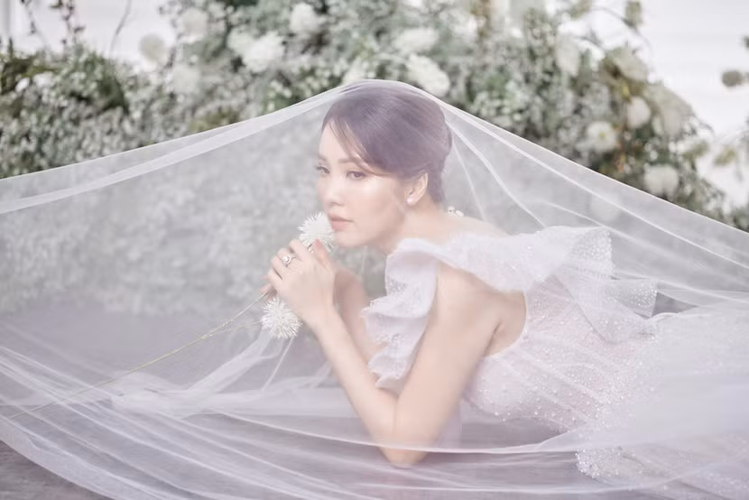 Tính tới nay Thụy Vân đã kết hôn được 10 năm song cô rất hiếm khi để lộ hình ảnh của ông xã trước công chúng. Trong những bức ảnh chụp chung cả gia đình, gương mặt ông xã luôn được cô khéo léo che đi. Chính vì kín tiếng nên trong suốt 10 năm sống với nhau, vợ chồng Á hậu Thụy Vân từng nhiều lần phải đối mặt với tin đồn ly hôn, đến mức mẹ chồng Á hậu phải dẫn mọi người lên nhà riêng của vợ chồng cô ở trên phố Bà Triệu để chỉ chứng minh cả 2 đang sống hạnh phúc với nhau.