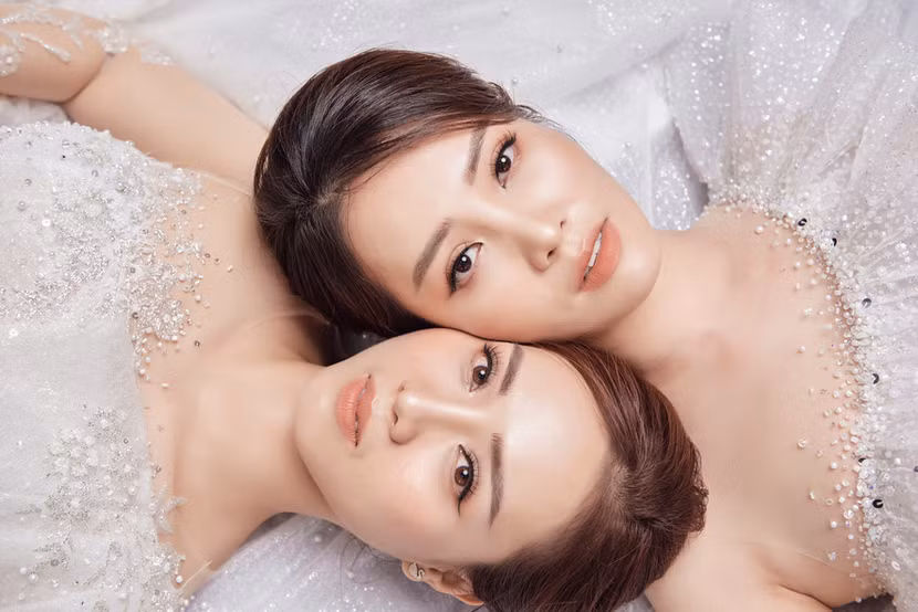 Trong bộ ảnh cưới đặc biệt lần này, Thụy Vân mời Ngọc Hà - người em họ của mình, đồng thời cũng là vợ sắp cưới của NSND Công Lý cùng hóa thân thành cô dâu, mặc những bộ váy cưới do mình lên ý tưởng và sản xuất.