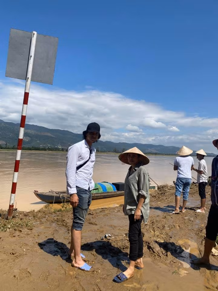 Hình ảnh Phương Thanh đi làm từ thiện được cô chia sẻ trên mạng xã hội.