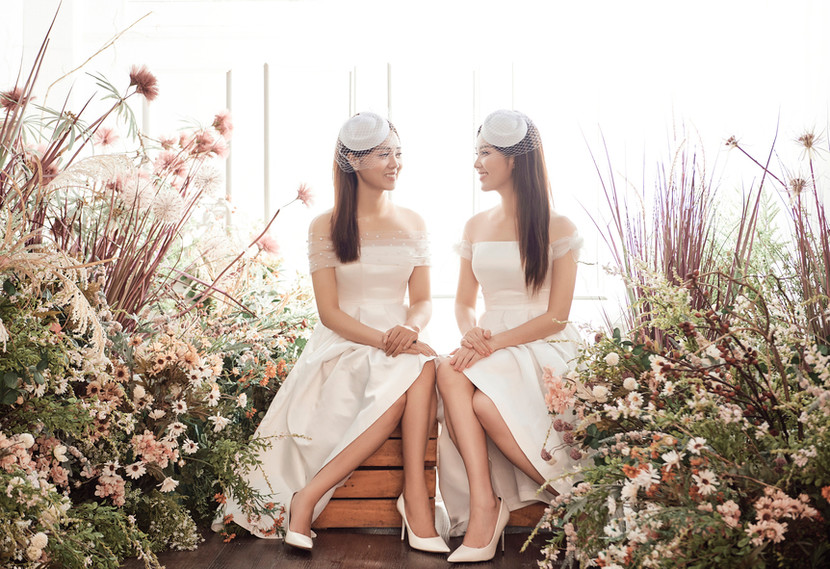 Cả hai gây ấn tượng khi trang điểm cùng "gu" và mặc trang phục váy cưới giống nhau.