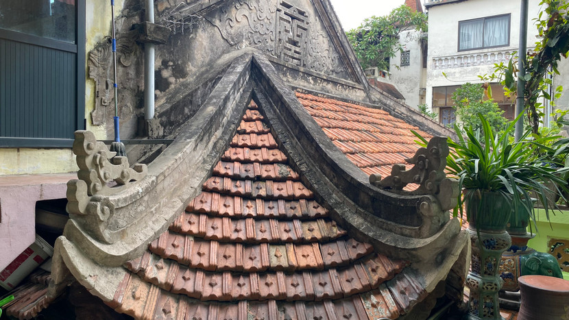 Mái nhà ở tầng trên hướng về phía trước căn biệt thự được thiết kế 3 đầu rồng thay vì 2 đầu rồng như thông thường để khắc chế thế đất không vuông vức. Mái nhà ở tầng trên hướng về phía trước căn biệt thự được thiết kế 3 đầu rồng thay vì 2 đầu rồng như thông thường để khắc chế thế đất không vuông vức.