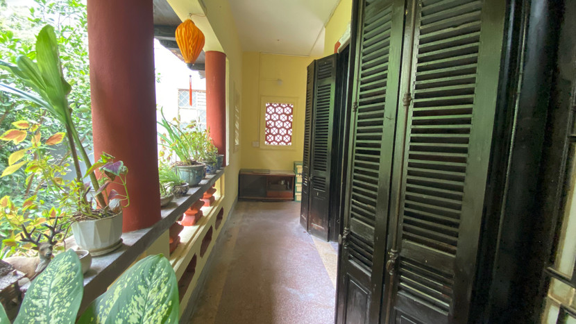 Lối đi ngoài hành lang tầng 2 của căn biệt thự, trước cửa phòng lưu niệm của gia chủ. Lối đi ngoài hành lang tầng 2 của căn biệt thự, trước cửa phòng lưu niệm của gia chủ.