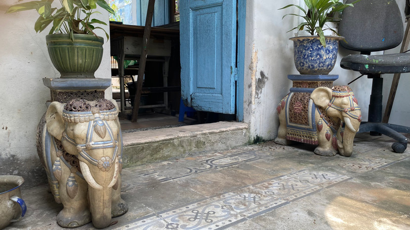 Đôi voi bằng đá có tuổi đời bằng tuổi đời của ngôi biệt thự Đôi voi bằng đá có tuổi đời bằng tuổi đời của ngôi biệt thự