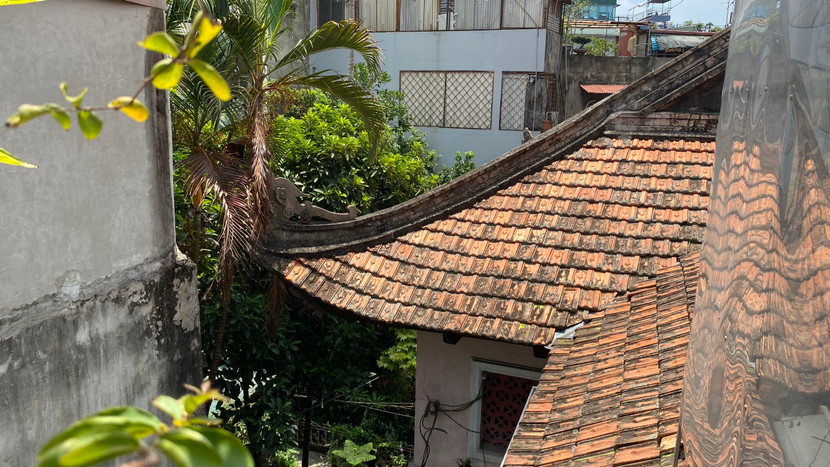 Phần mái của ngôi biệt thự được thiết kế với kiến trúc đầu rồng cong vút, chạm trổ tinh tế, gợi nhớ đến các công trình kiến trúc làng Việt cổ Phần mái của ngôi biệt thự được thiết kế với kiến trúc đầu rồng cong vút, chạm trổ tinh tế, gợi nhớ đến các công trình kiến trúc làng Việt cổ