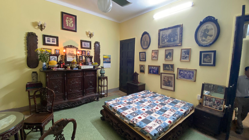 Căn phòng năm xưa là chỗ ở của vợ chồng cụ Phạm Văn Thanh và cụ Phạm Thị Tề, hiện giờ đã được cải tạo lại thành phòng lưu niệm, cũng là nơi đặt ban thờ gia tiên họ Phạm. Trong căn phòng này còn lưu giữ rất nhiều kỷ vật có giá trị đặc biệt, nhiều đồ cổ có niên đại lâu năm. Căn phòng năm xưa là chỗ ở của vợ chồng cụ Phạm Văn Thanh và cụ Phạm Thị Tề, hiện giờ đã được cải tạo lại thành phòng lưu niệm, cũng là nơi đặt ban thờ gia tiên họ Phạm. Trong căn phòng này còn lưu giữ rất nhiều kỷ vật có giá trị đặc biệt, nhiều đồ cổ có niên đại lâu năm.