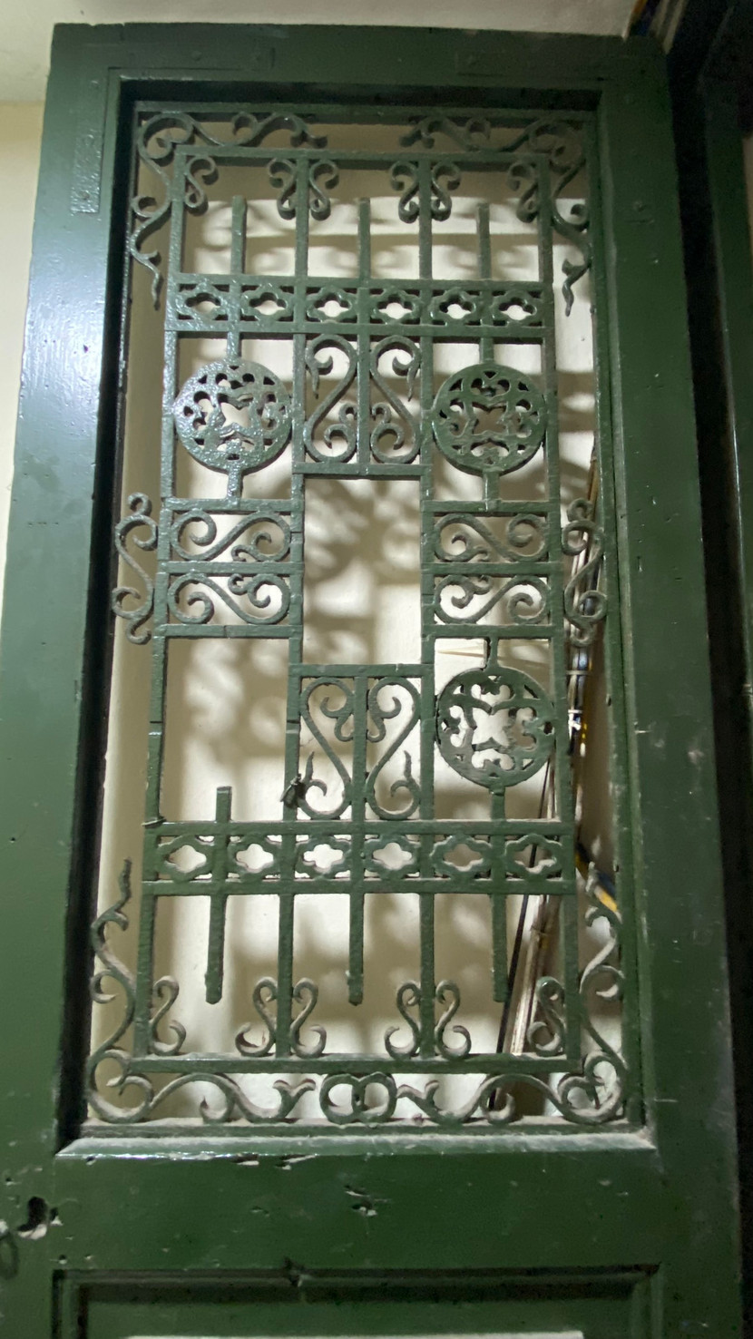 Cánh cửa với các nan sắt được uốn lượn tinh xảo theo kiến trúc cung đình xưa Cánh cửa với các nan sắt được uốn lượn tinh xảo theo kiến trúc cung đình xưa