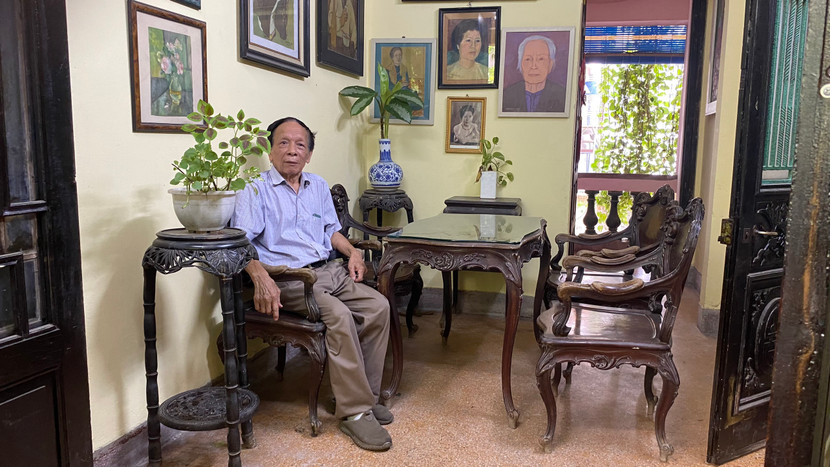 Phòng khách nằm ở tầng 2 căn biệt thự, hiện vẫn lưu giữ bộ bàn ghế mang phong cách vua Louis đời thứ XIV do các nghệ nhân Pháp chế tác từ cách đây cả trăm năm. Phòng khách nằm ở tầng 2 căn biệt thự, hiện vẫn lưu giữ bộ bàn ghế mang phong cách vua Louis đời thứ XIV do các nghệ nhân Pháp chế tác từ cách đây cả trăm năm.