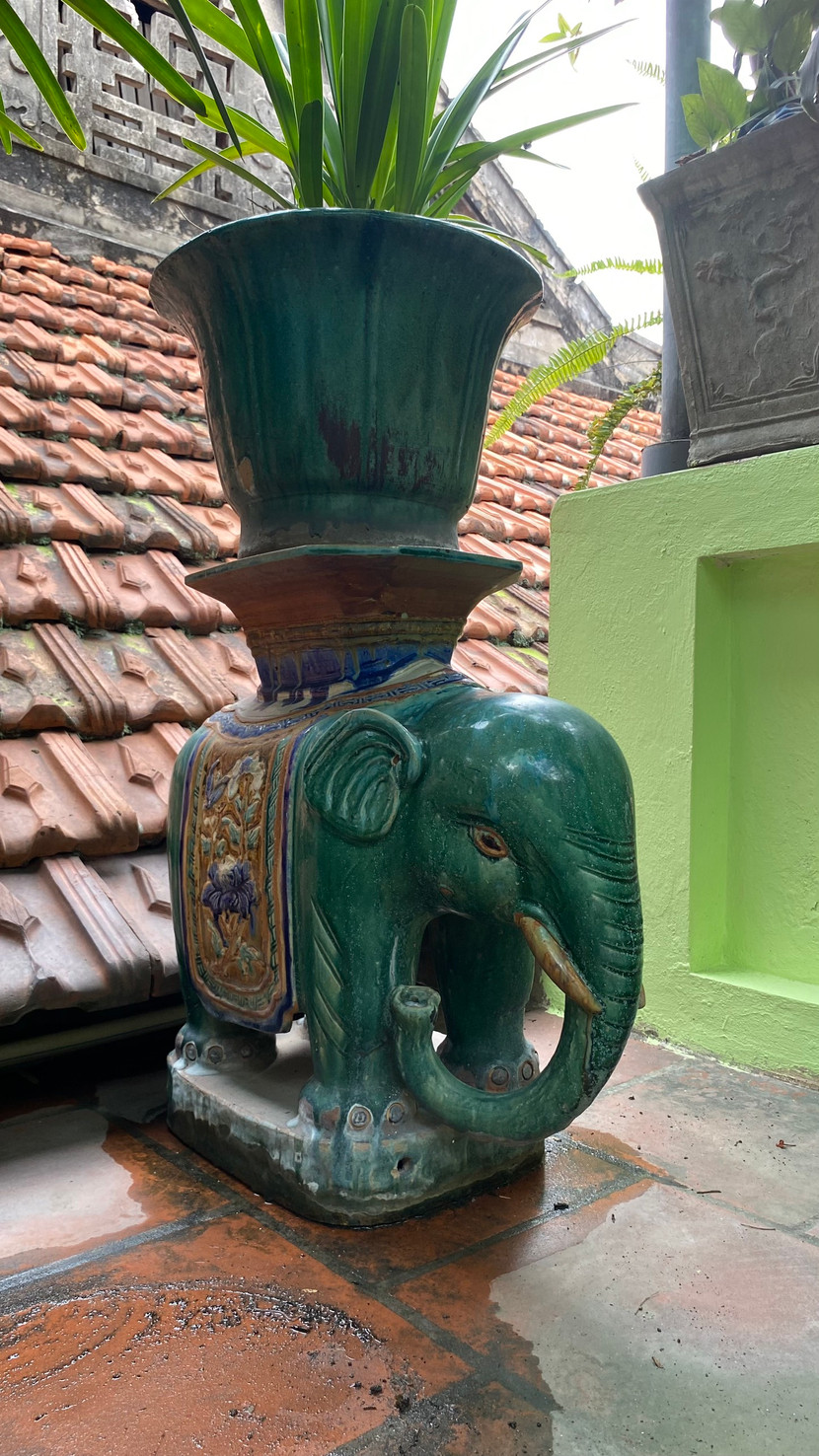 Một trong hai "ông tượng" được chủ cũ để lại cho gia đình cụ Phạm Văn Thanh và cụ Phạm Thị Tề khi bán lại mảnh đất số 115 Hàng Bạc Một trong hai "ông tượng" được chủ cũ để lại cho gia đình cụ Phạm Văn Thanh và cụ Phạm Thị Tề khi bán lại mảnh đất số 115 Hàng Bạc