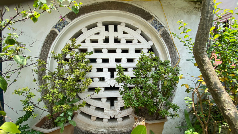 Bức tường phía trước gian thờ nơi gia đình ông Giao thực hiện tín ngưỡng thờ Mẫu Bức tường phía trước gian thờ nơi gia đình ông Giao thực hiện tín ngưỡng thờ Mẫu