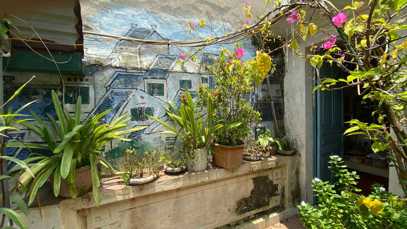 Con gái của vợ chồng cụ Phạm Văn Thanh và cụ Phạm Thị Tề là một họa sĩ có tiếng nên nhiều bức tường trong căn biệt thự được trang trí với hình ảnh gợi nhắc phố phường Hà Nội xưa Con gái của vợ chồng cụ Phạm Văn Thanh và cụ Phạm Thị Tề là một họa sĩ có tiếng nên nhiều bức tường trong căn biệt thự được trang trí với hình ảnh gợi nhắc phố phường Hà Nội xưa