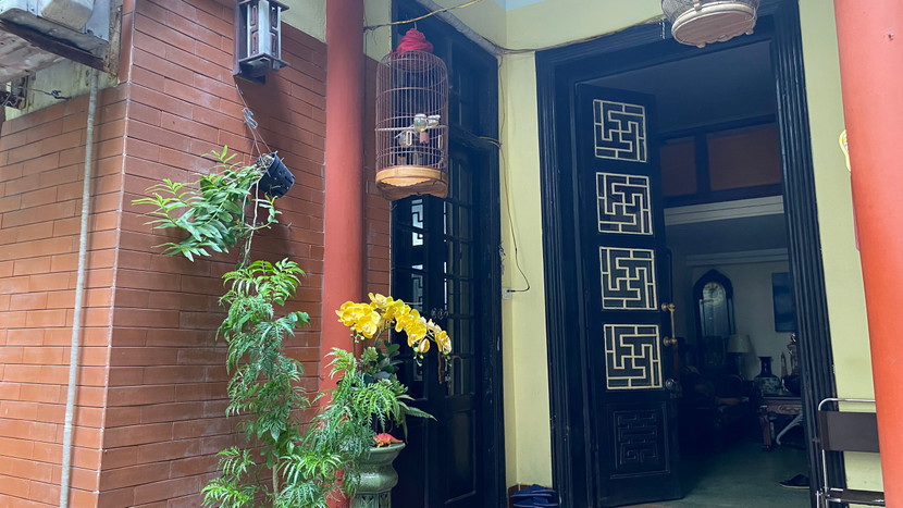 Căn phòng chính giữa ngôi biệt thự vườn ở tầng 1, xưa kia là phòng sinh hoạt chung của gia đình cụ Phạm Văn Thanh cùng các con cháu trong nhà. Căn phòng chính giữa ngôi biệt thự vườn ở tầng 1, xưa kia là phòng sinh hoạt chung của gia đình cụ Phạm Văn Thanh cùng các con cháu trong nhà.