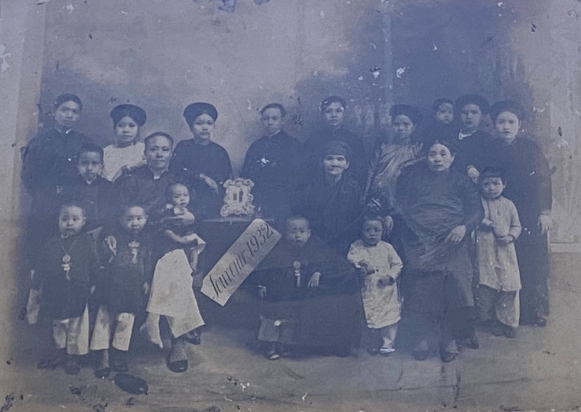 Bức ảnh lưu lại khoảnh khắc gia đình cụ Phạm Văn Thanh và cụ Phạm Thị Tề quây quần bên con cháu trong nhà.