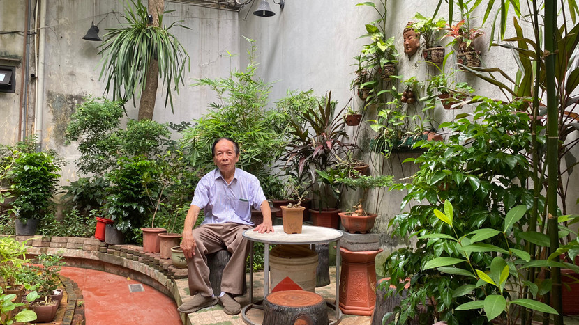 Một góc sân bên hông ngôi biệt thự vườn được ông Giao cải tạo lại thành chỗ để mọi người có thể ngồi thưởng trà. Một góc sân bên hông ngôi biệt thự vườn được ông Giao cải tạo lại thành chỗ để mọi người có thể ngồi thưởng trà.